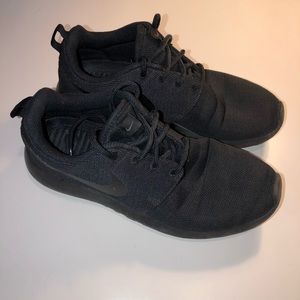 Womens Black Nike Roshe Sneaker size 7